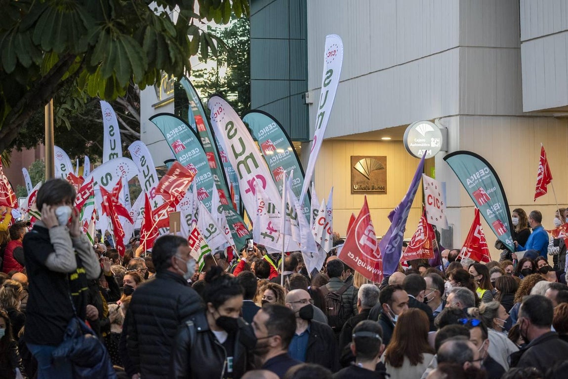 La protesta de empleados de Unicaja por el ERE, en imágenes