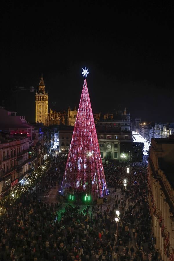 Encendido del árbol de luces led en la Plaza de San Francisco. RAÚL DOBLADO