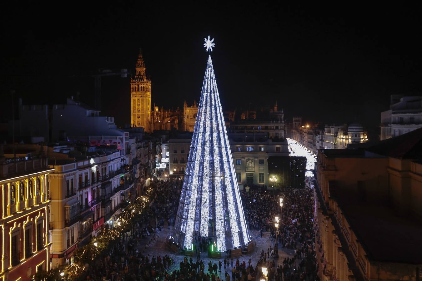 El pico más alto de luces led de Europa ya brilla en la plaza de San Francisco