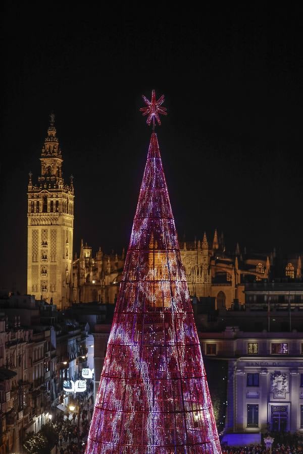 Encendido del árbol de luces led en la Plaza de San Francisco. RAÚL DOBLADO