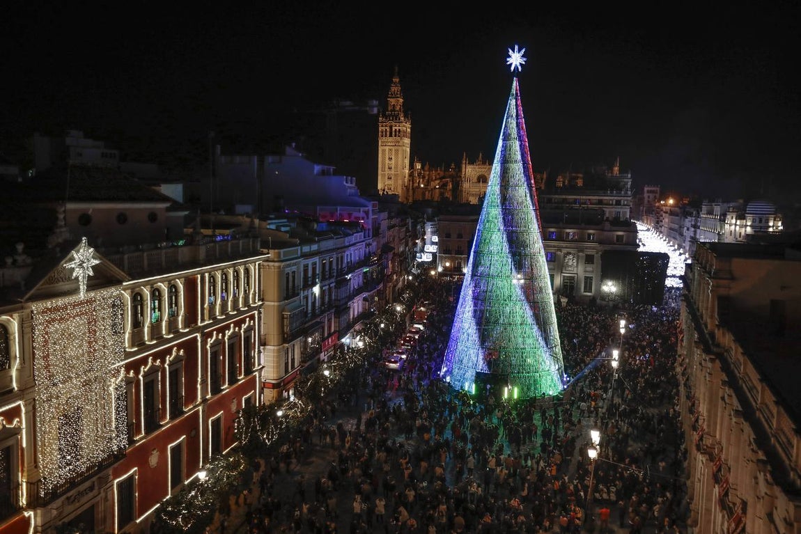 Encendido del árbol de luces led en la Plaza de San Francisco. RAÚL DOBLADO