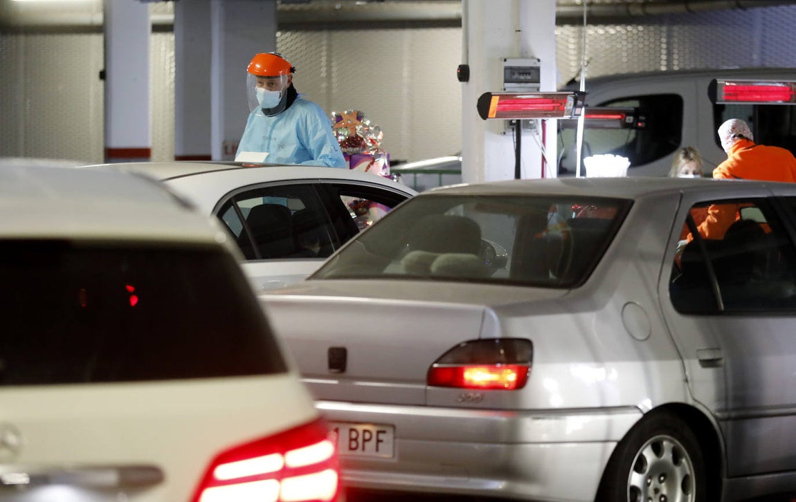 El autocovid del centro Castilla del Pino en Córdoba, en imágenes