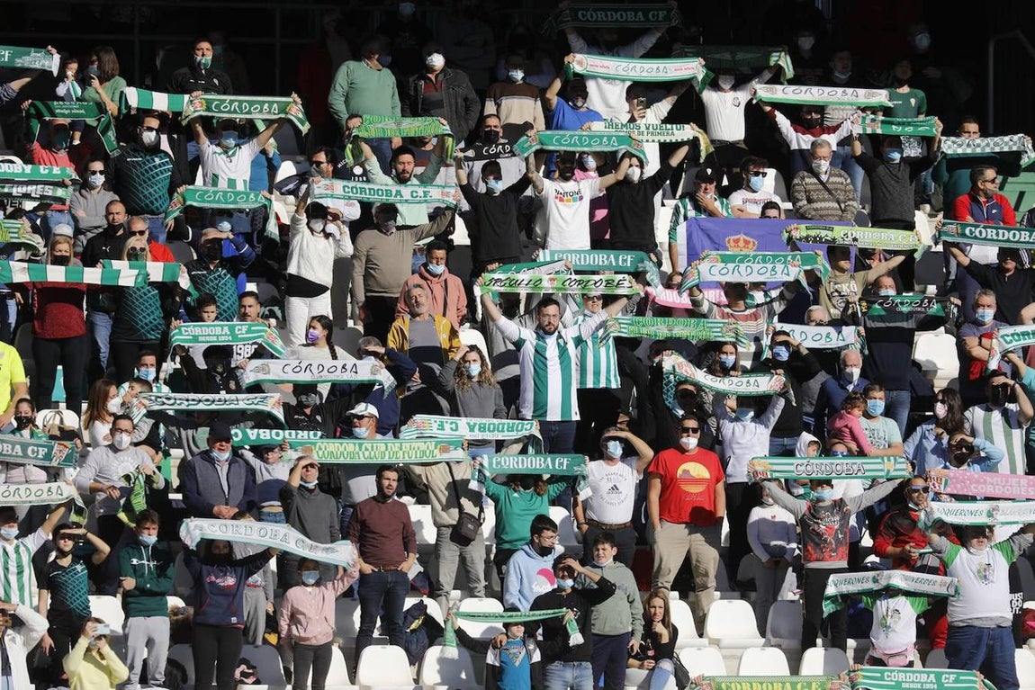 El ambiente en las gradas del Córdoba CF - Panadería Pulido, en imágenes