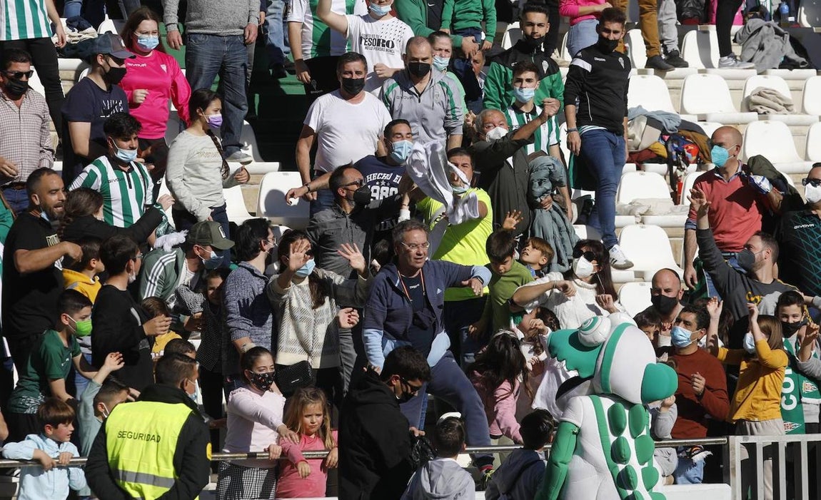 El ambiente en las gradas del Córdoba CF - Panadería Pulido, en imágenes