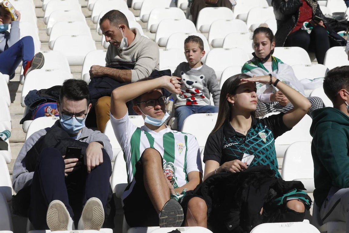 El ambiente en las gradas del Córdoba CF - Panadería Pulido, en imágenes