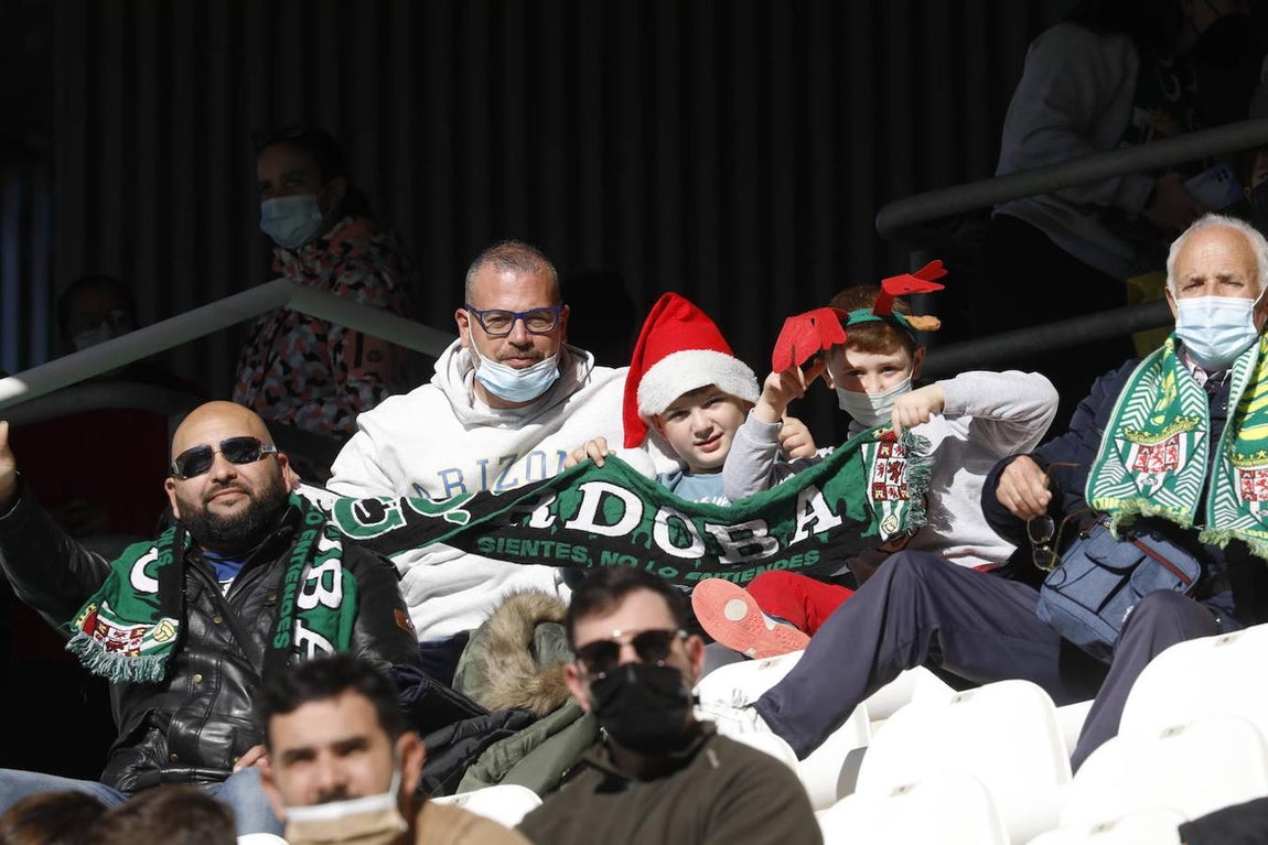 El ambiente en las gradas del Córdoba CF - Panadería Pulido, en imágenes