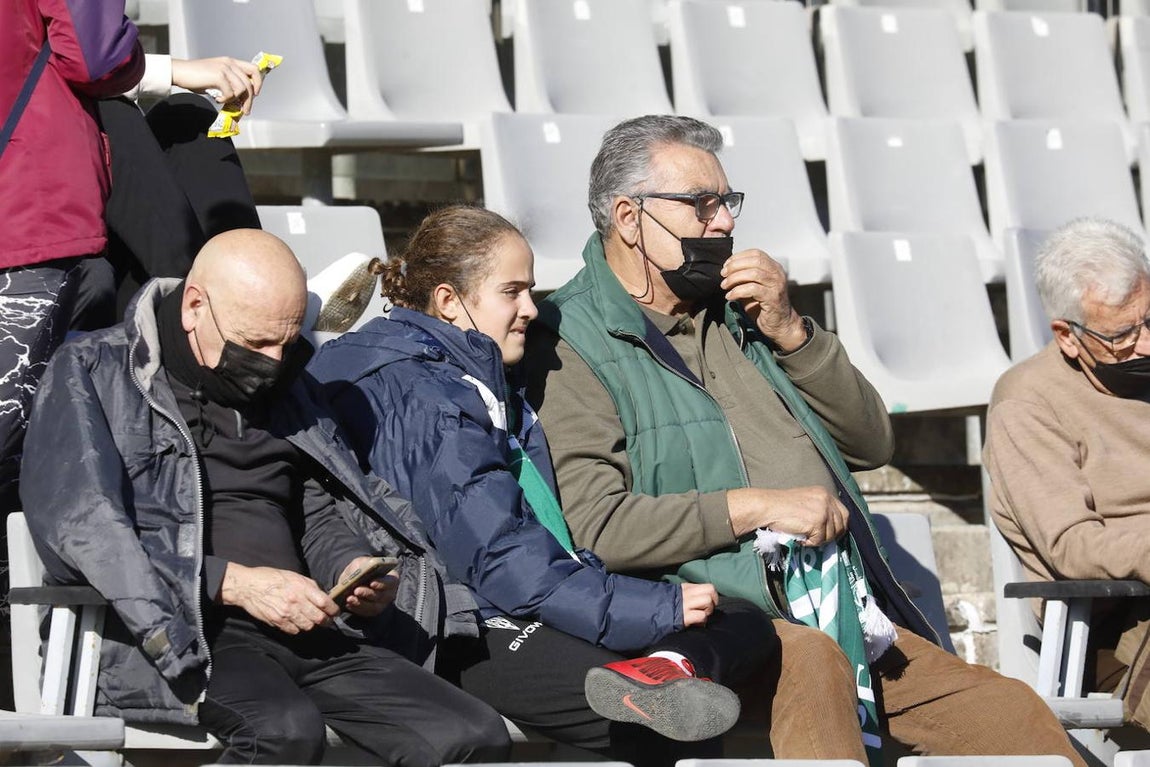 El ambiente en las gradas del Córdoba CF - Panadería Pulido, en imágenes