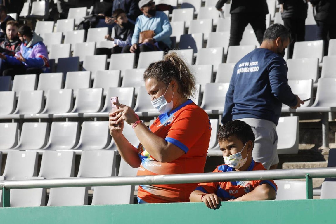 El ambiente en las gradas del Córdoba CF - Panadería Pulido, en imágenes