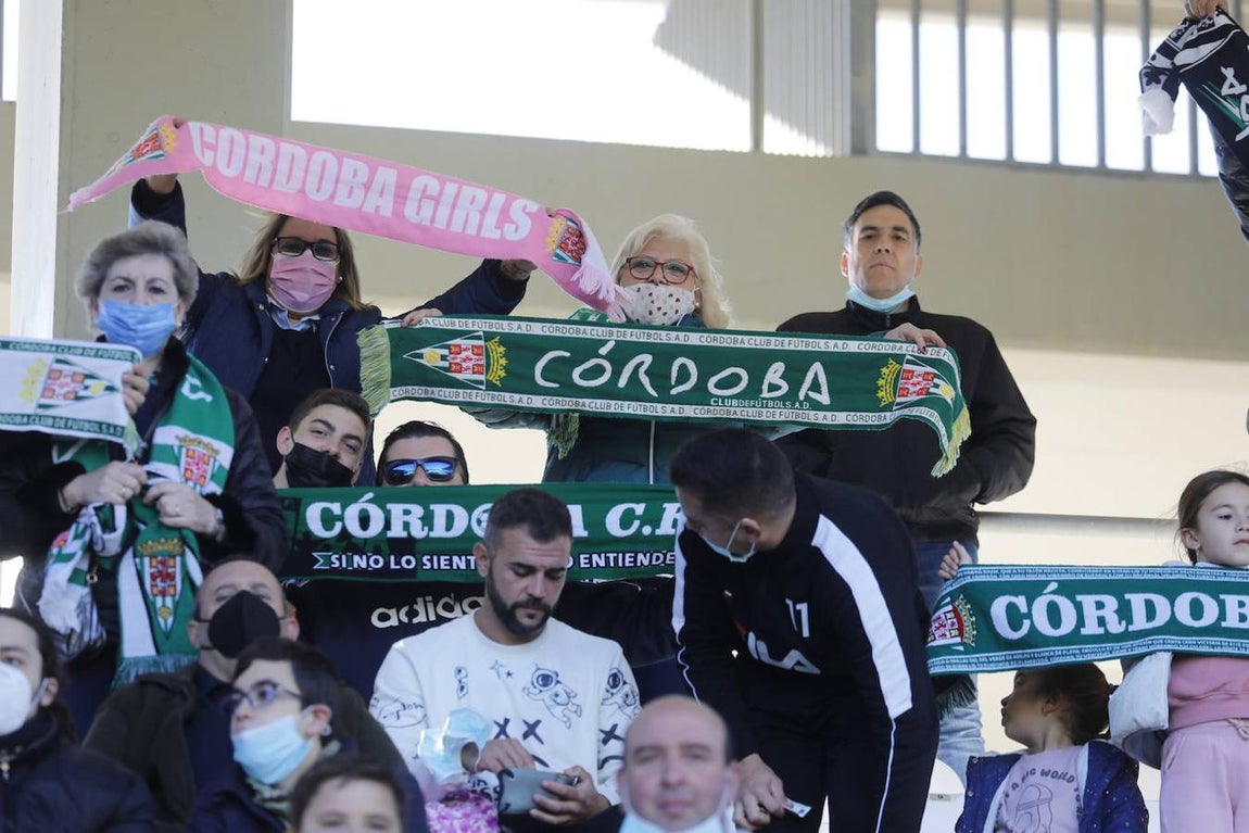 El ambiente en las gradas del Córdoba CF - Panadería Pulido, en imágenes