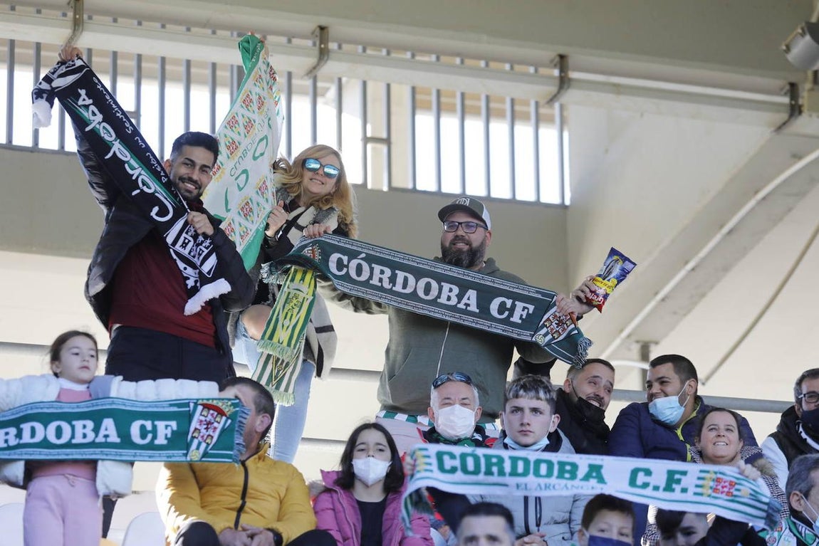 El ambiente en las gradas del Córdoba CF - Panadería Pulido, en imágenes