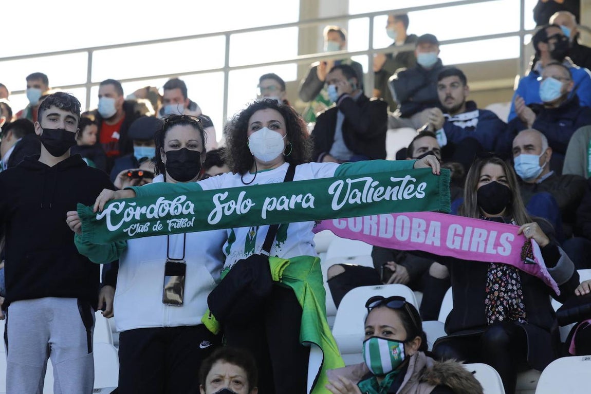El ambiente en las gradas del Córdoba CF - Panadería Pulido, en imágenes