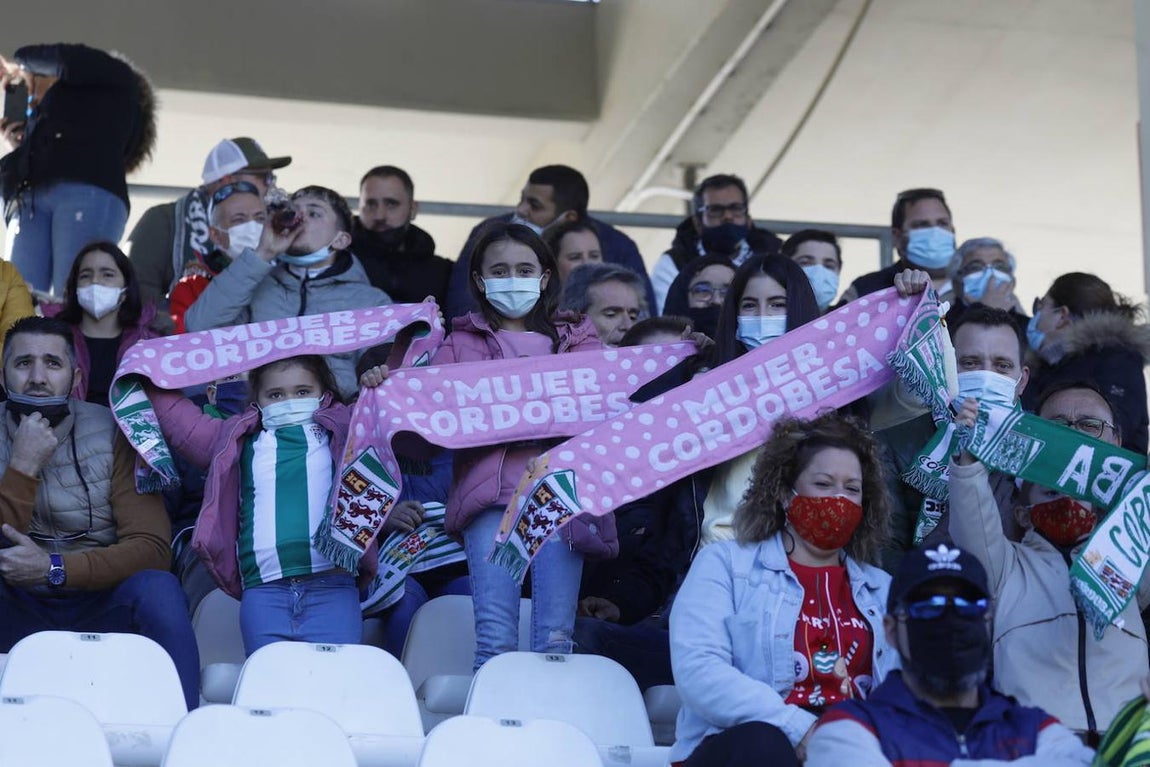 El ambiente en las gradas del Córdoba CF - Panadería Pulido, en imágenes
