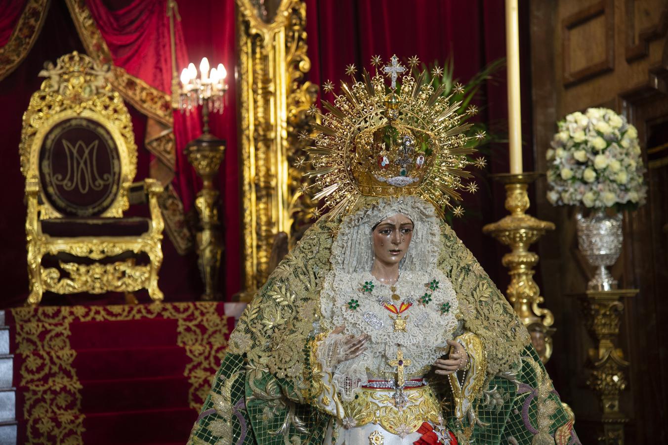 Las imágenes del besamanos de la Macarena