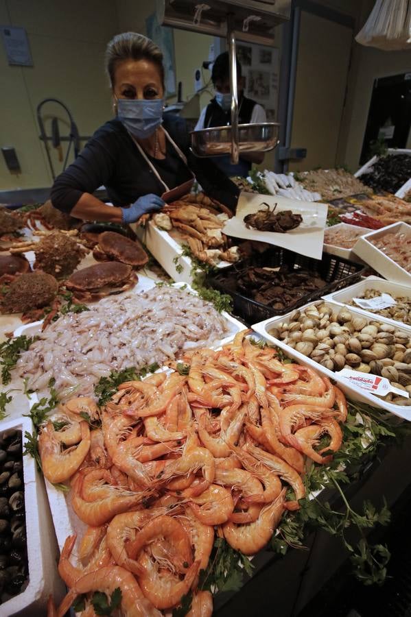 Los mercados de Sevilla han ofrecido sus mejores productos para la Navidad. JUAN FLORES