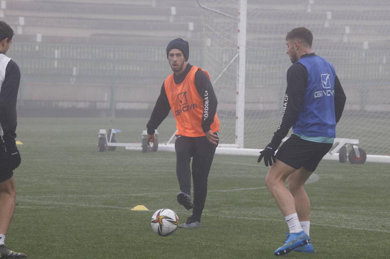 La plantilla del Córdoba CF regatea al Covid