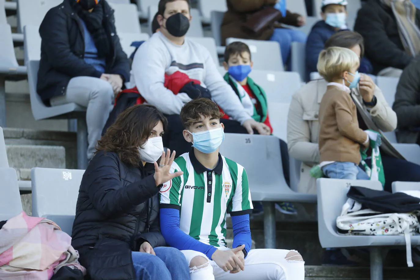 El ambiente en las gradas en el Córdoba CF - Vélez CF, en imágenes