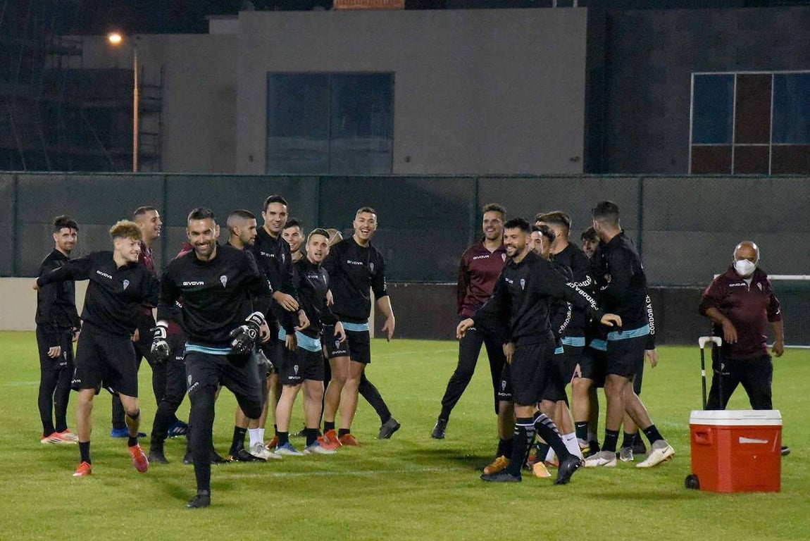 El primer entrenamiento del Córdoba CF en Baréin, en imágenes