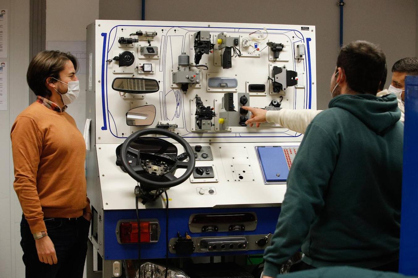 Ford aparca en Córdoba para formar en la nueva automoción a profesores y alumnos del instituto Zoco