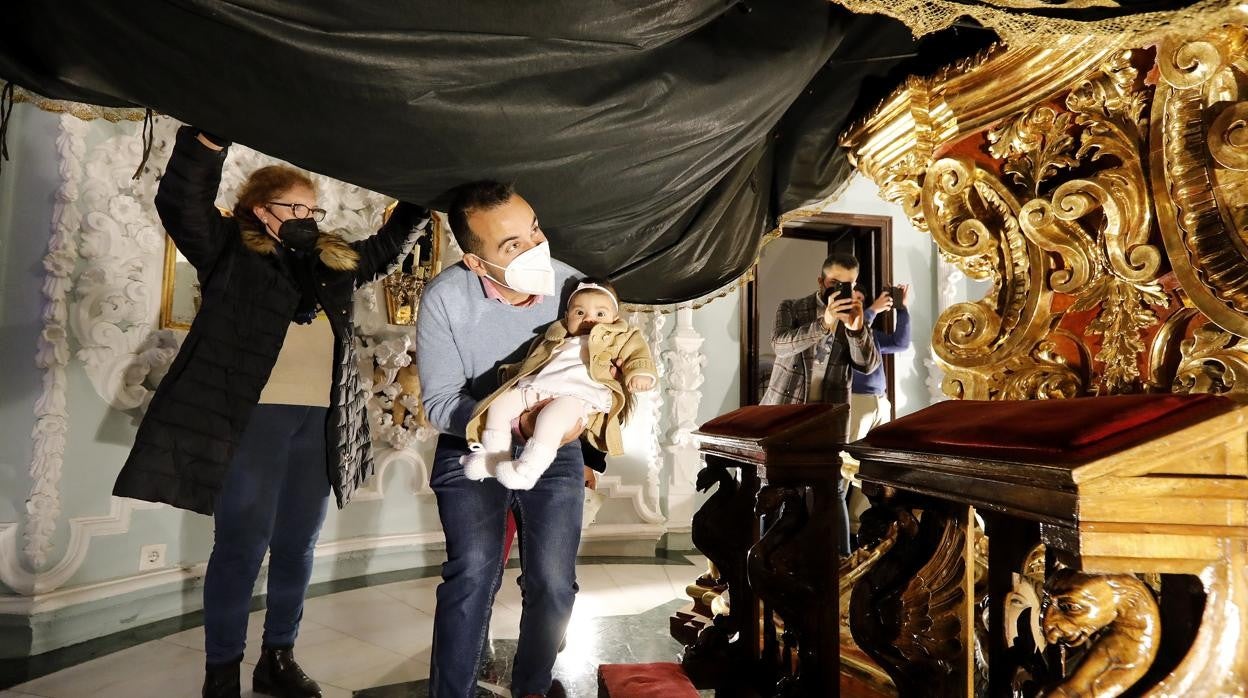 Los niños pasan bajo el manto de la Virgen de los Dolores de Córdoba, en imágenes