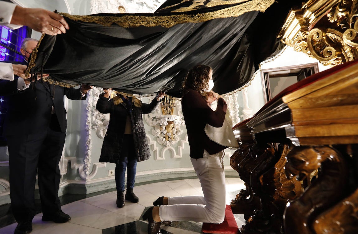 Los niños pasan bajo el manto de la Virgen de los Dolores de Córdoba, en imágenes