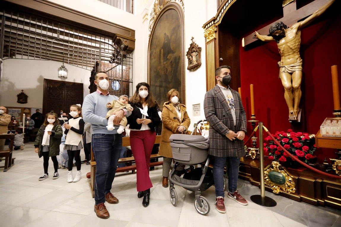 Los niños pasan bajo el manto de la Virgen de los Dolores de Córdoba, en imágenes