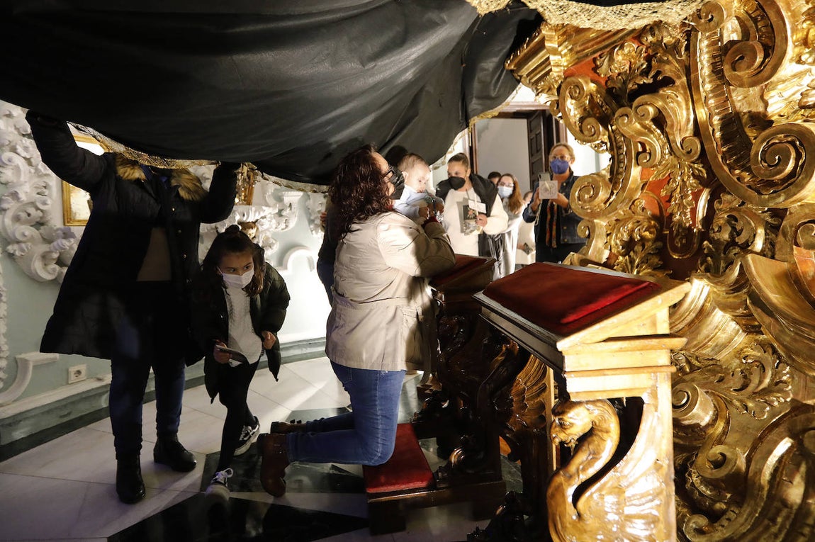 Los niños pasan bajo el manto de la Virgen de los Dolores de Córdoba, en imágenes