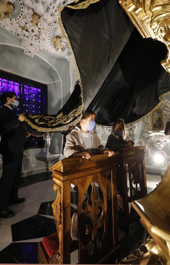 Los niños pasan bajo el manto de la Virgen de los Dolores de Córdoba, en imágenes