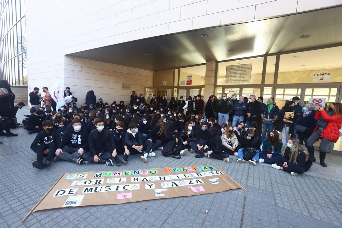 Concentración de los alumnos de los conservatorios de música y danza, en imágenes