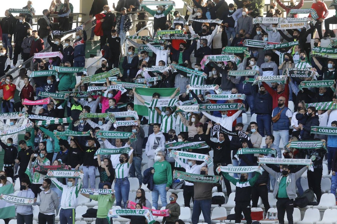 El excelente ambiente en la grada en el Córdoba CF - CD Coria, en imágenes