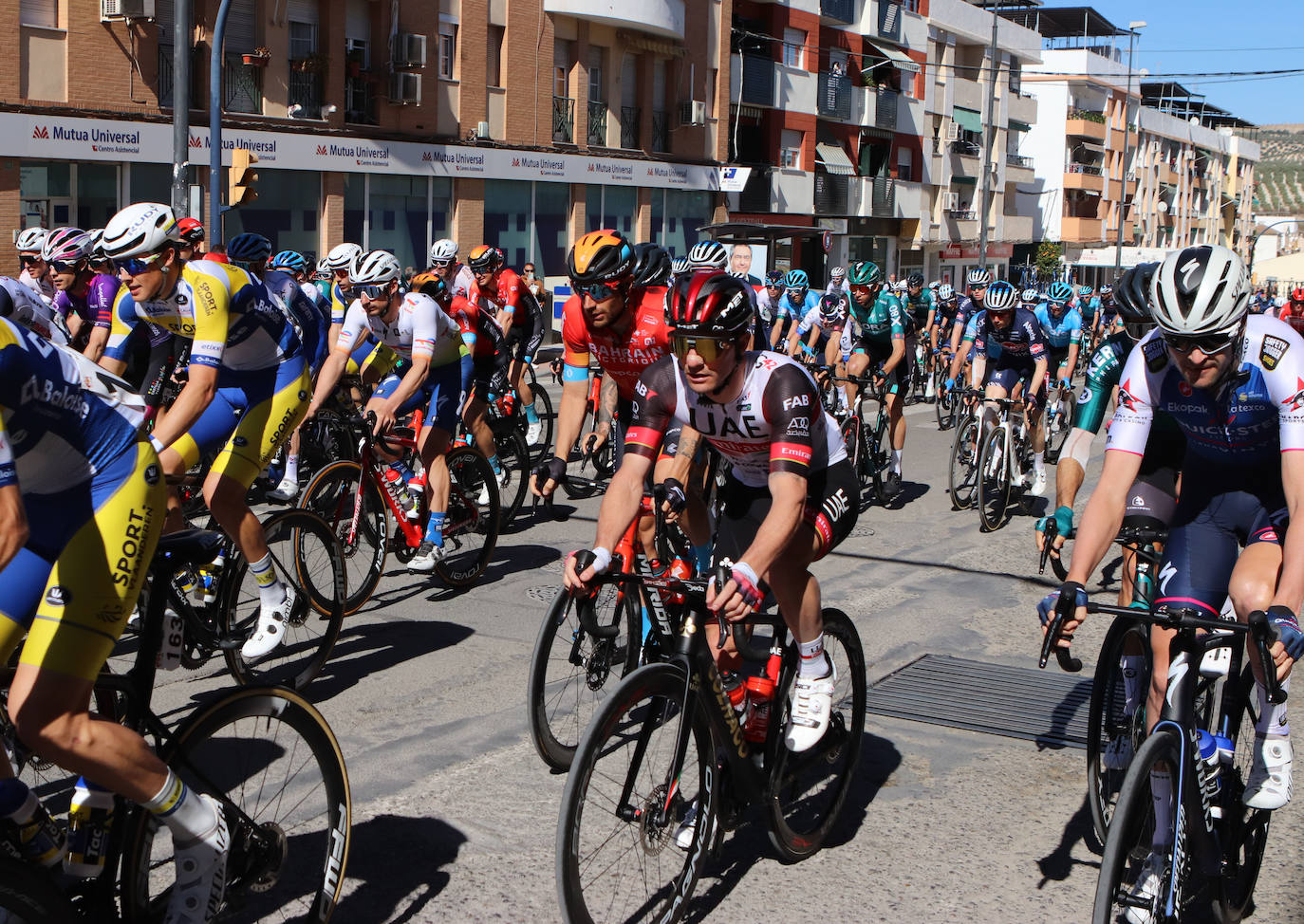 La salida de la tercera etapa de la Vuelta a Andalucía en Lucena, en imágenes