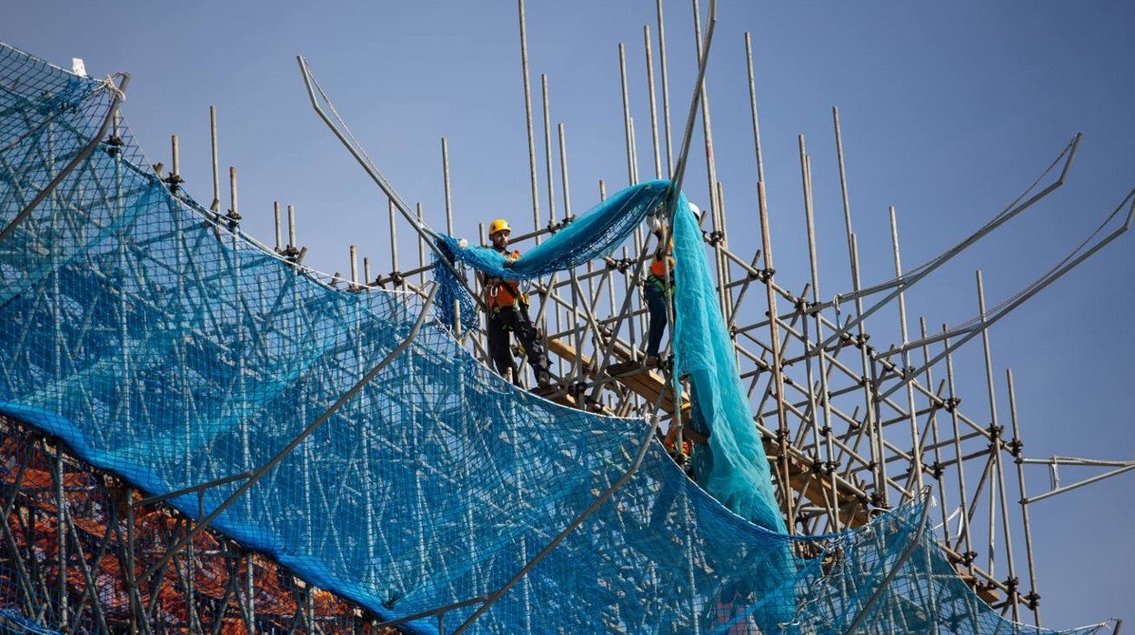 En imágenes, la portada de la Feria de Sevilla ya está al 75 por ciento