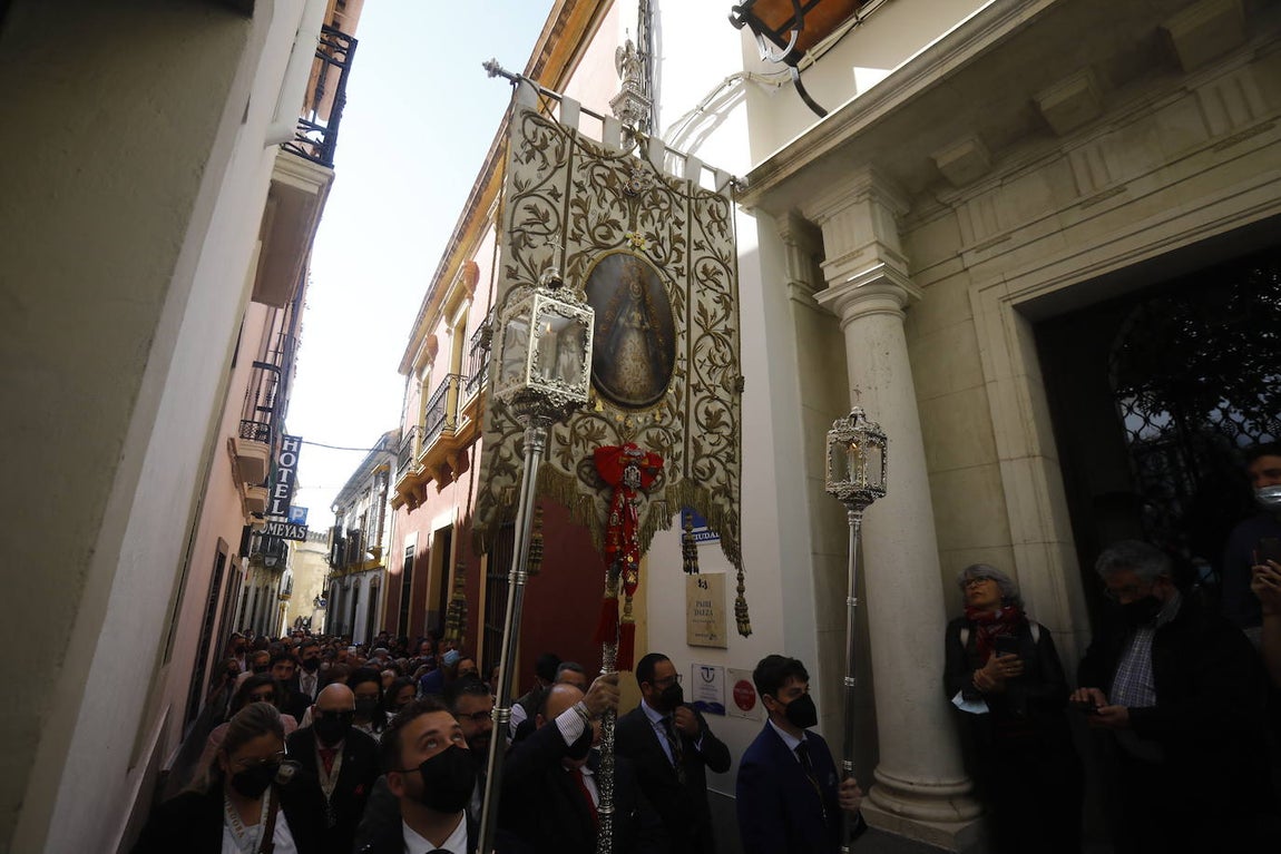 El traslado del simpecado del Rocío de Córdoba desde la Catdral, en imágenes