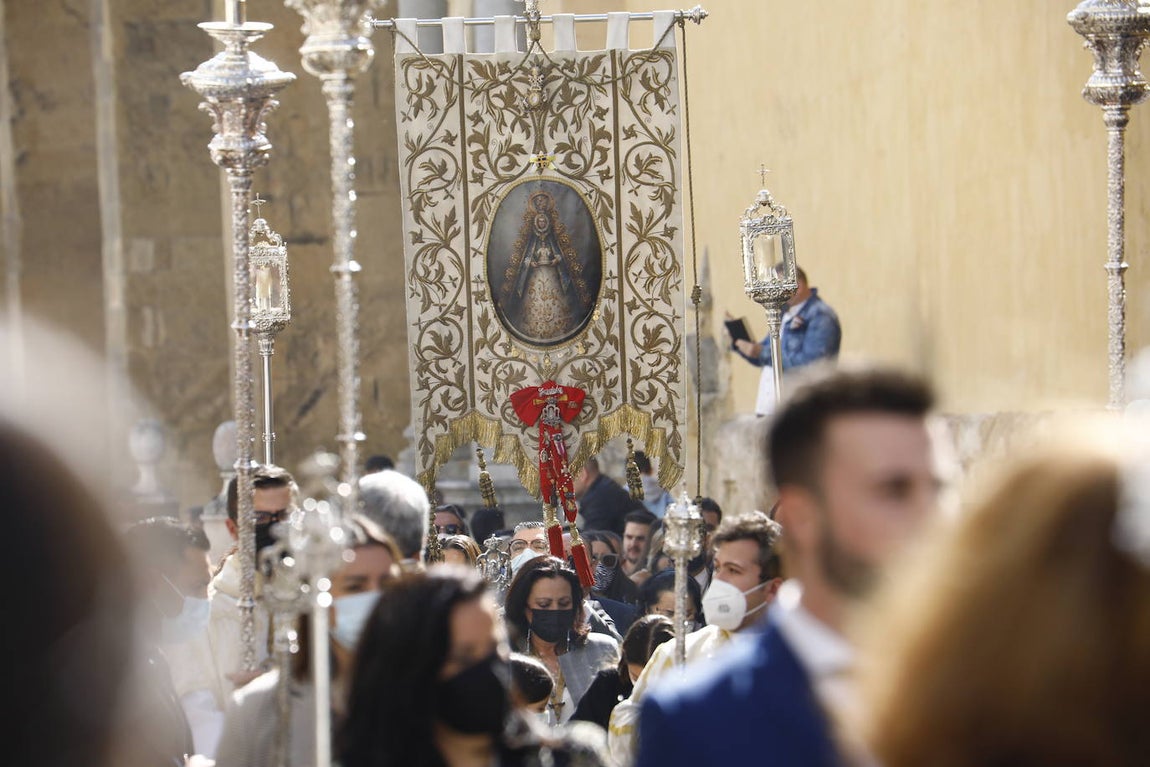 El traslado del simpecado del Rocío de Córdoba desde la Catdral, en imágenes