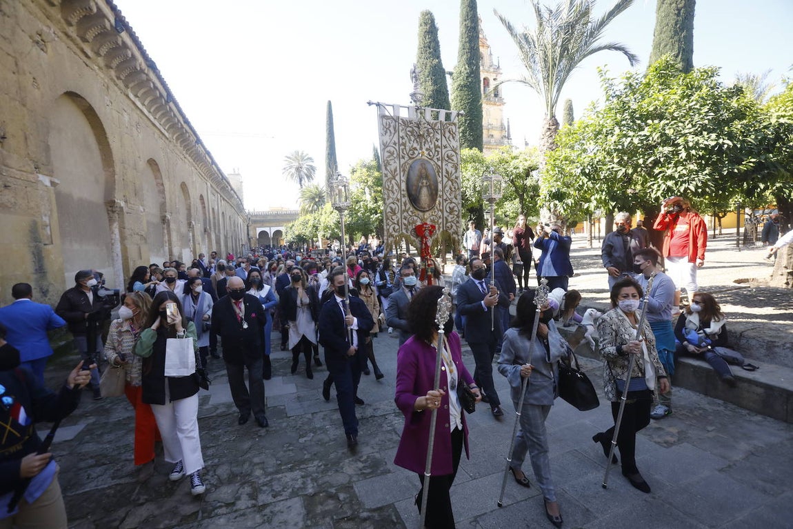 El traslado del simpecado del Rocío de Córdoba desde la Catdral, en imágenes