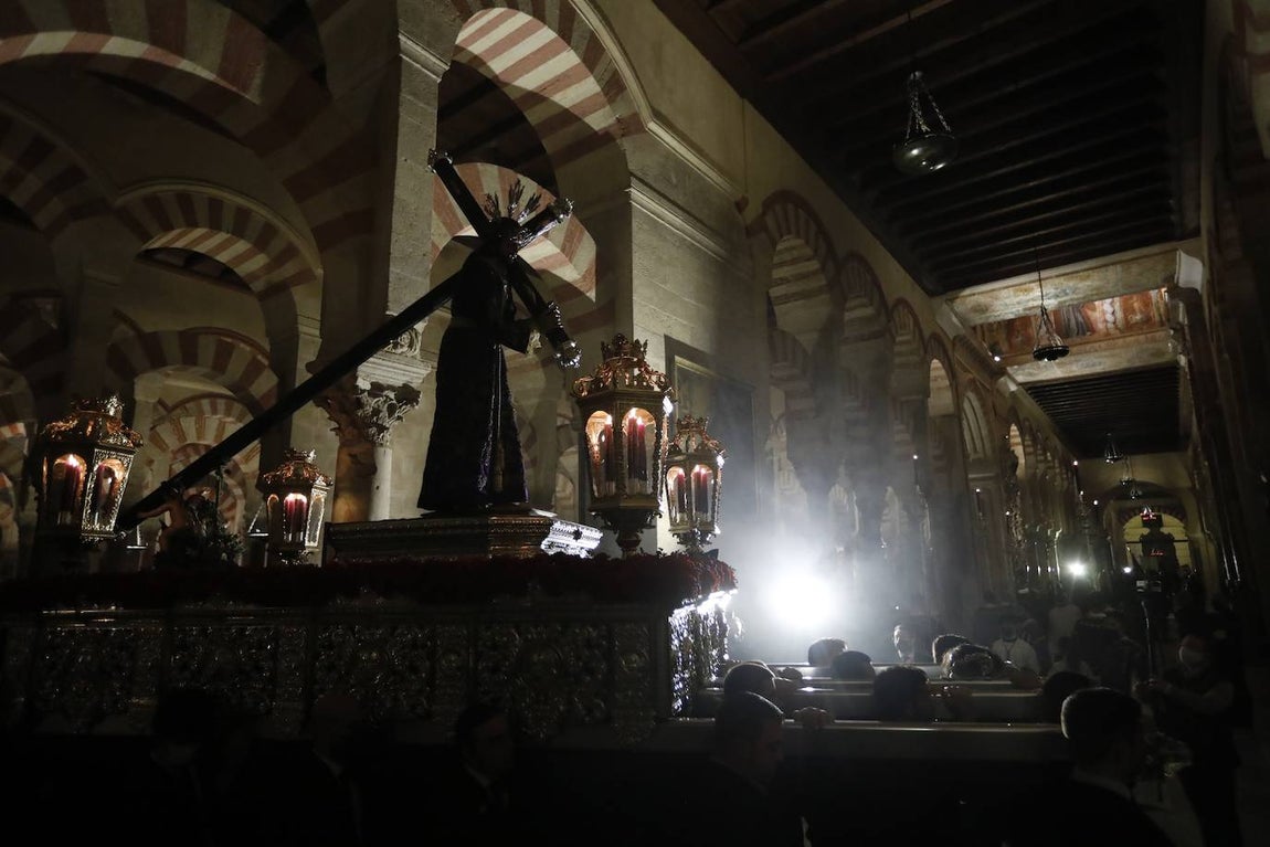 En imágenes, el Vía Crucis del Calvario en Córdoba (II)