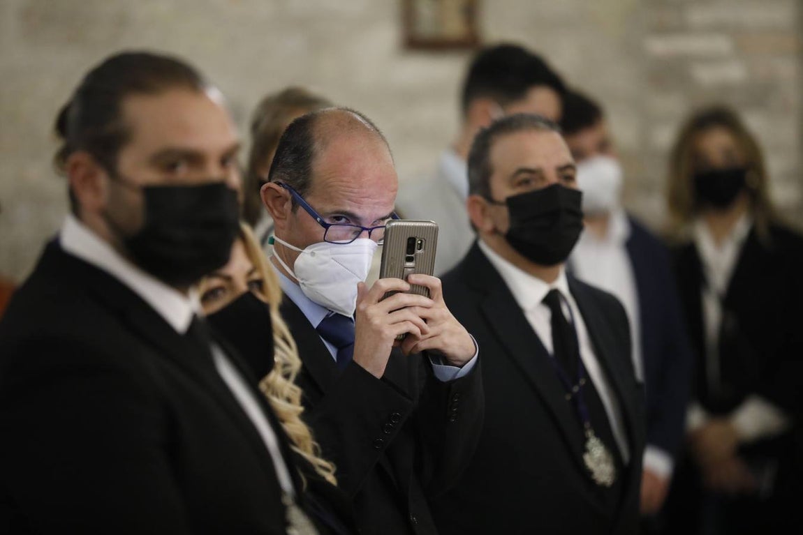 La bendición de una imagen de San Pedro para el misterio de la Bondad