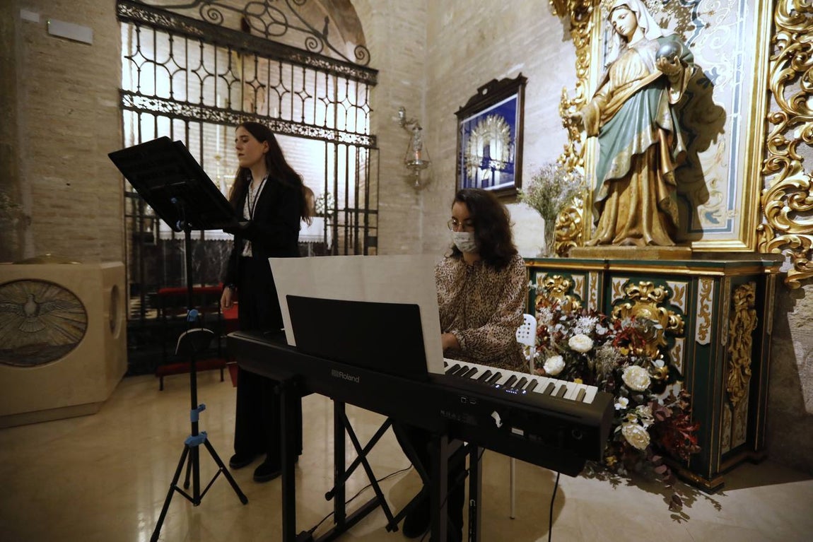 La bendición de una imagen de San Pedro para el misterio de la Bondad