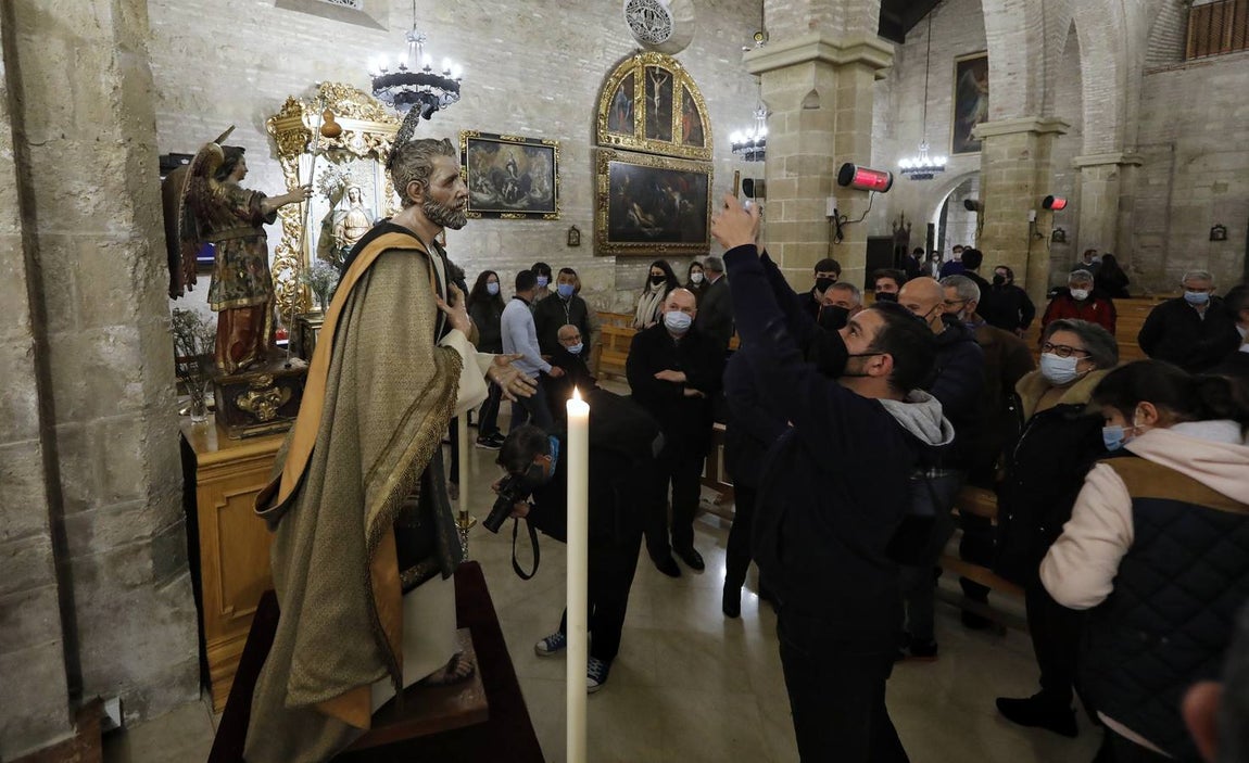 La bendición de una imagen de San Pedro para el misterio de la Bondad