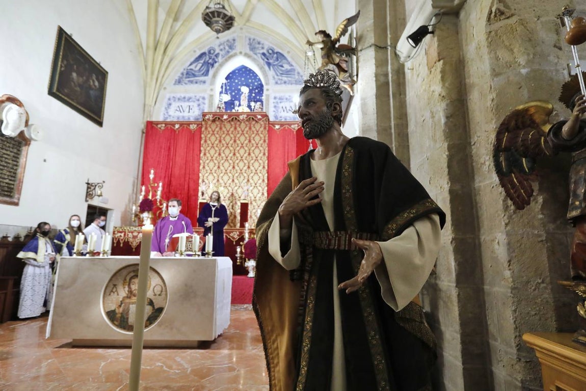 La bendición de una imagen de San Pedro para el misterio de la Bondad