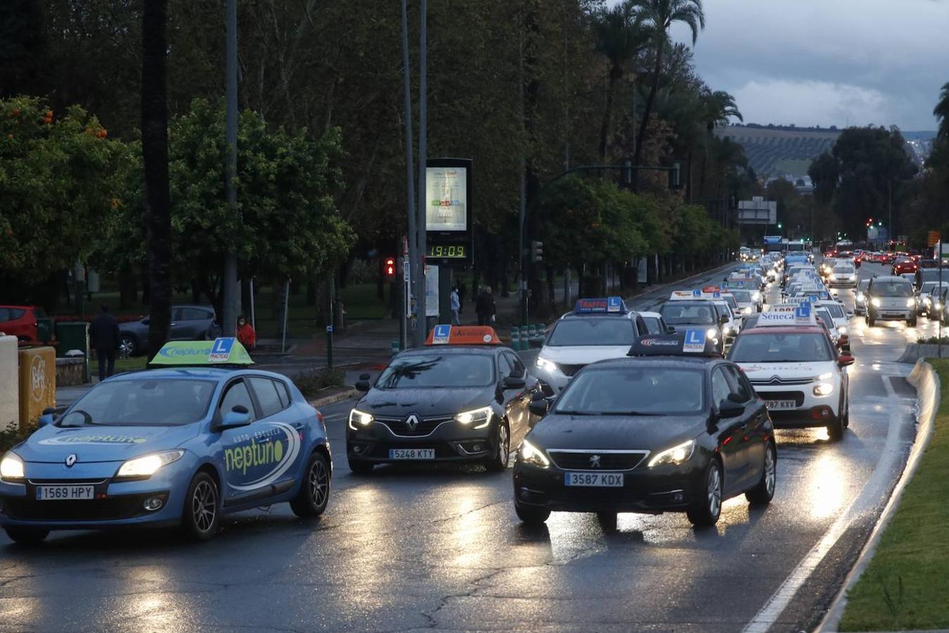 Unos 200 coches de autoescuela protestan en Córdoba para exigir a Tráfico desatascar la demora de exámenes