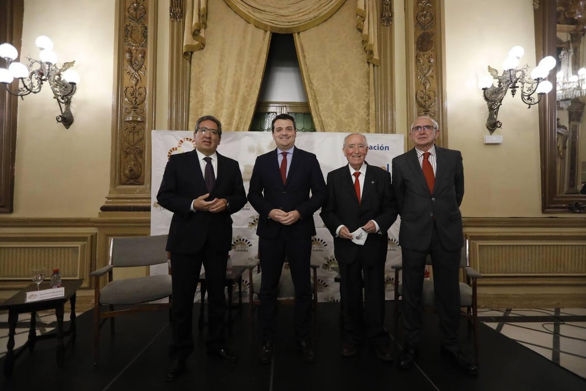 La conferencia del alcalde de Córdoba en el Foro Amador Jover, en imágenes