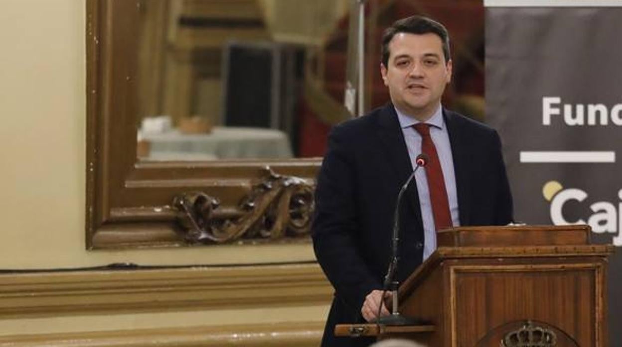 La conferencia del alcalde de Córdoba en el Foro Amador Jover, en imágenes