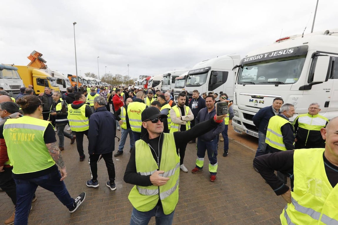 El inicio de la protesta de los camioneros en Córdoba, en imágenes