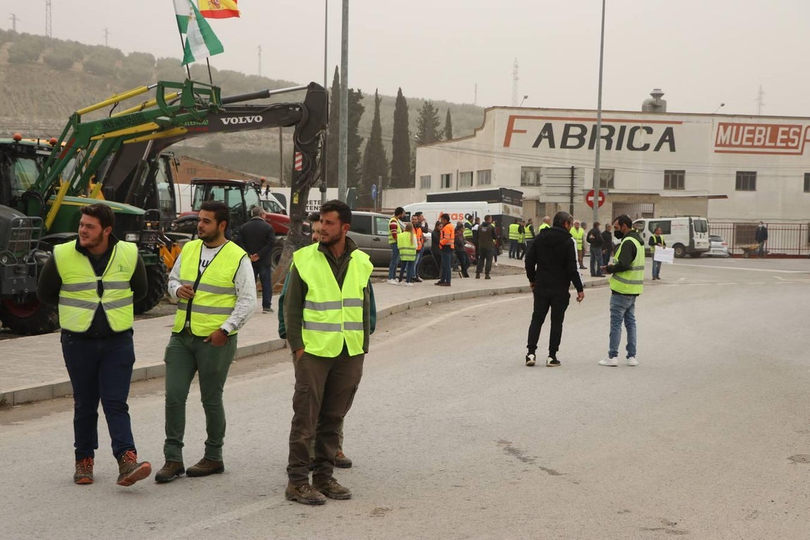 Las rotundas tractoradas de protesta del campo en Córdoba, en imágenes