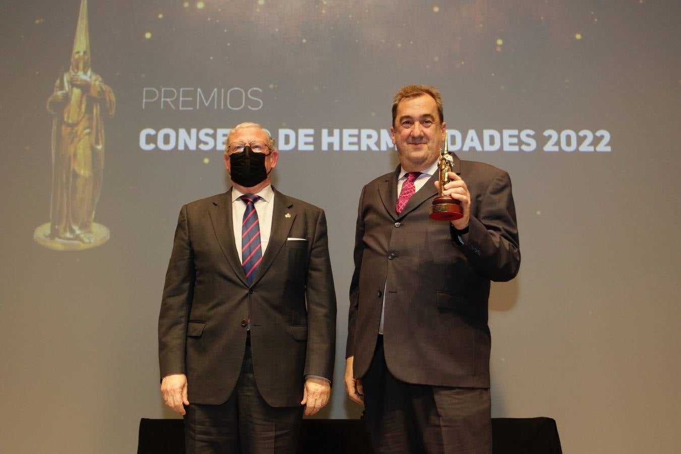 Serrano y López de Paz reciben los premios del Consejo de Cofradías