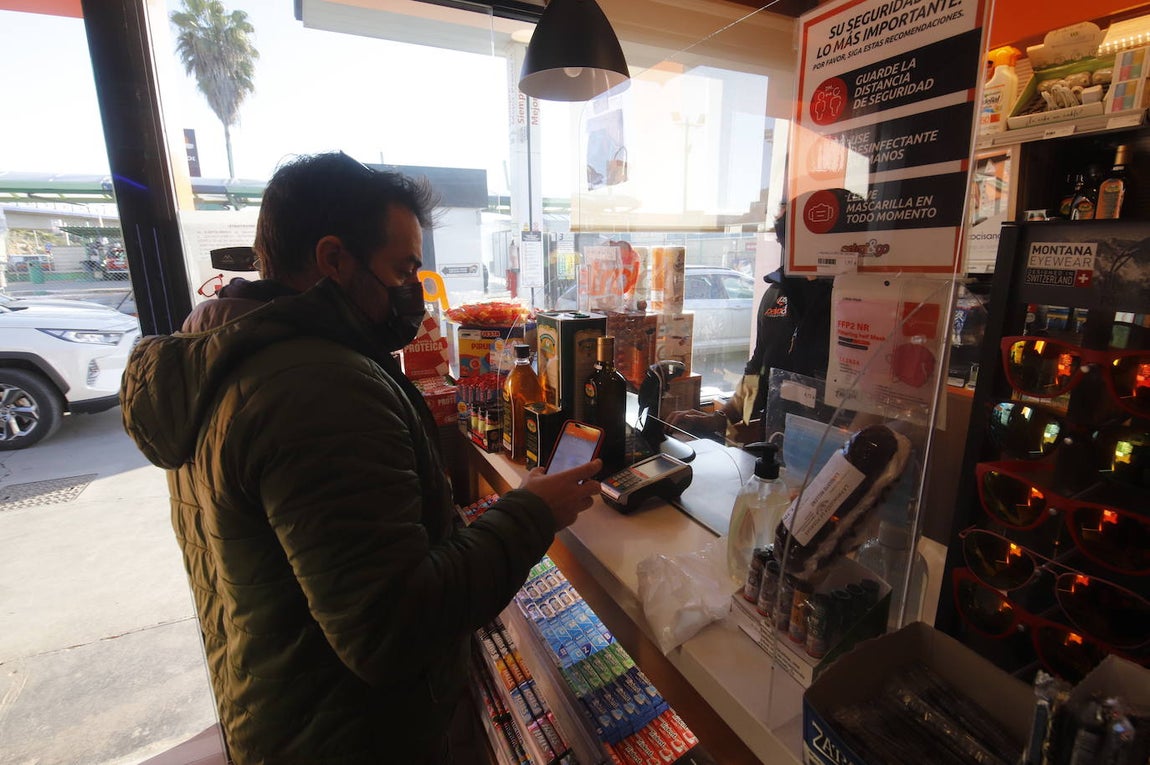 El primer día de descuentos en las gasolineras de Córdoba, en imágenes