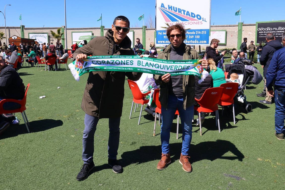 El ambientazo de la afición del Córdoba CF en Cáceres, en imágenes