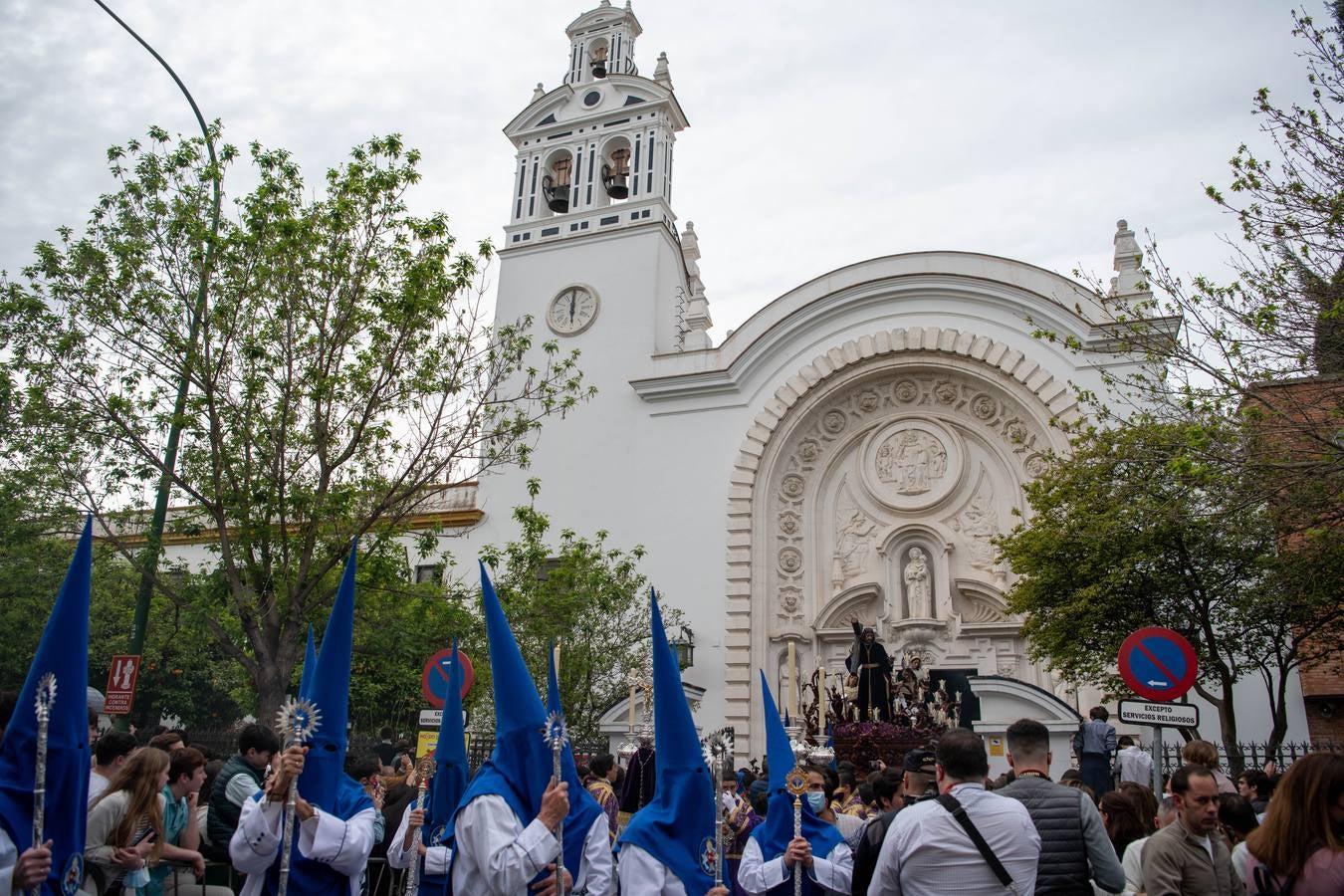 La hermandad de la Misión llena de esperanza el Hospital Virgen del Rocío de Sevilla
