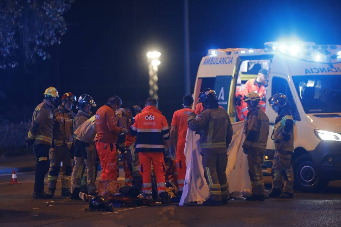 En imágenes, un muerto y dos heridos graves en un accidente en Sevilla