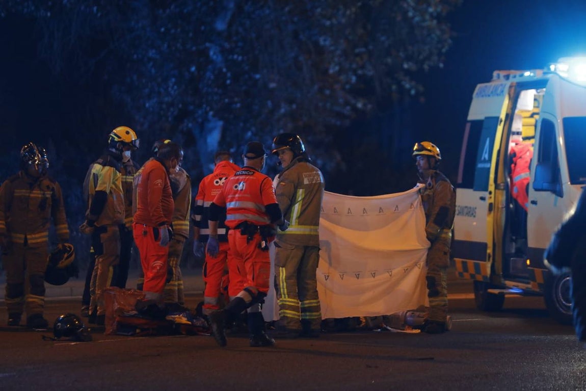 En imágenes, un muerto y dos heridos graves en un accidente en Sevilla